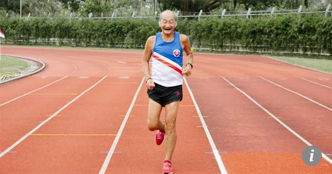 Vận động viên điền kinh Trung Quốc ở tuổi 81 vẫn không chùn bước