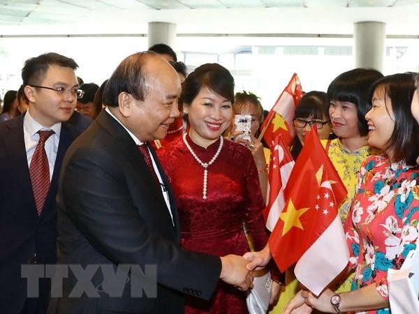 Thủ tướng cắt băng khai trương Tuần lễ hàng Việt Nam tại Singapore