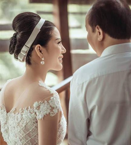 Nữ ca sỹ làm đám cưới với Thứ trưởng Bộ Tài chính ở Nghệ An giờ ra sao?