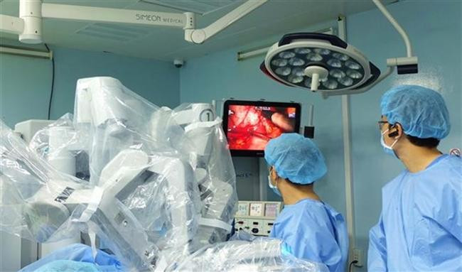 Dùng robot phẫu thuật khẩn cấp, cứu thai phụ mang song thai