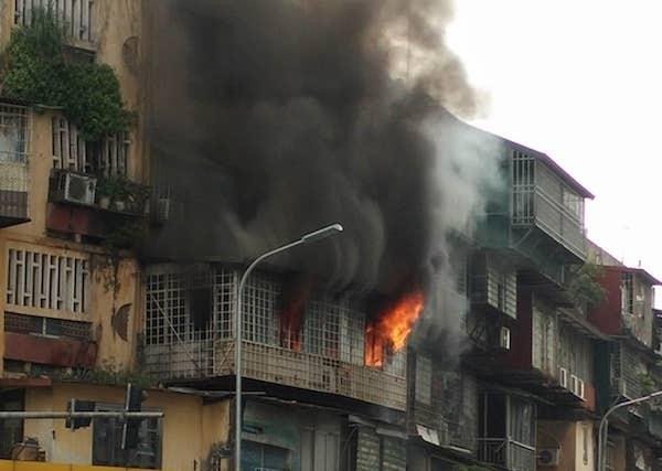 Cháy dữ dội tại nhà tập thể trên phố Phạm Ngọc Thạch