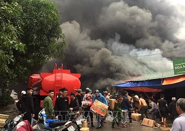 Nghệ An: Cháy lớn ở kho chứa hàng Tết tại chợ Vinh