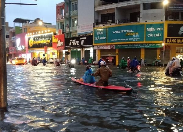 Xe chết máy la liệt, thuyền bơi trên phố Đà Nẵng