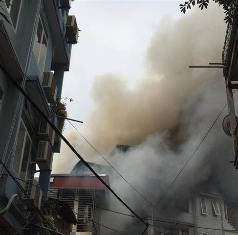 Cháy dữ dội tại quán karaoke trên phố Nguyễn Khiết