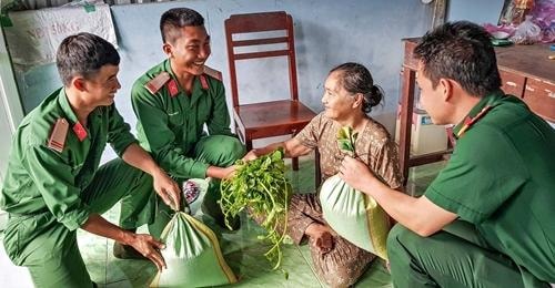 Cán bộ, đảng viên quân đội "nhân đôi" trách nhiệm nêu gương