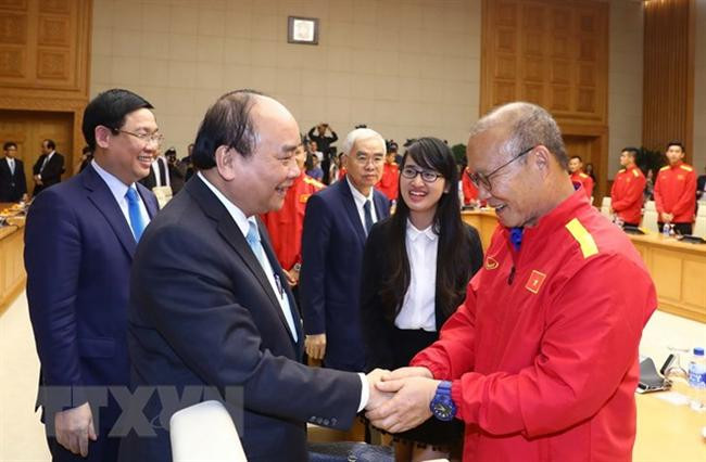 Thủ tướng trao thưởng cho đội tuyển Việt Nam vô địch AFF Suzuki Cup 2018
