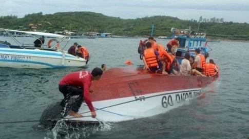Lật cano du lịch trên vịnh Nha Trang, 2 người tử vong