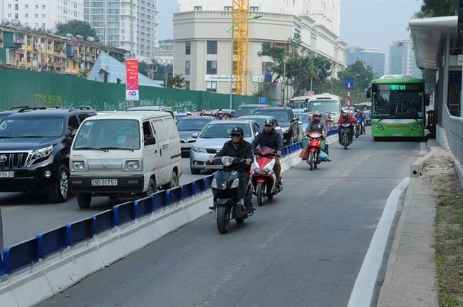 Xe buýt BRT “vật lộn” với phương tiện lấn làn