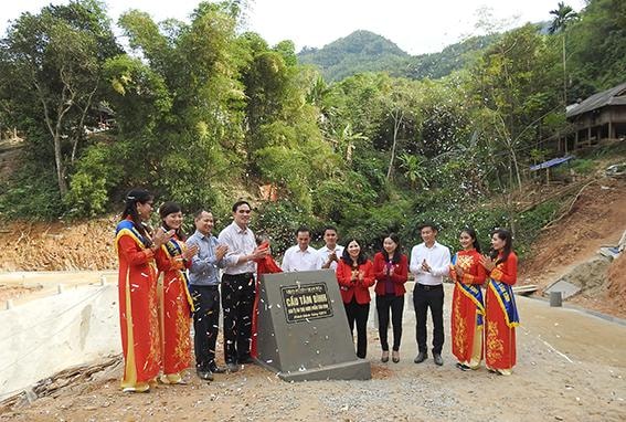 Tâm Bình xây cầu tặng bà con vùng lũ