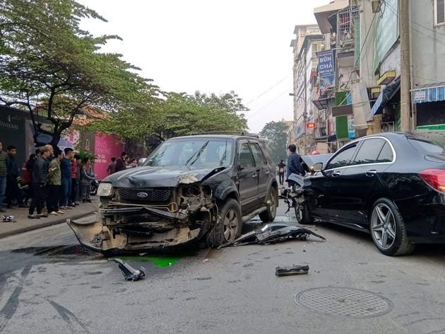 Hà Nội: Ô tô "điên" gây tai nạn liên hoàn, một phụ nữ tử vong