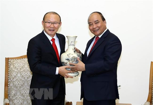 Thủ tướng Nguyễn Xuân Phúc tiếp huấn luyện viên trưởng Park Hang Seo