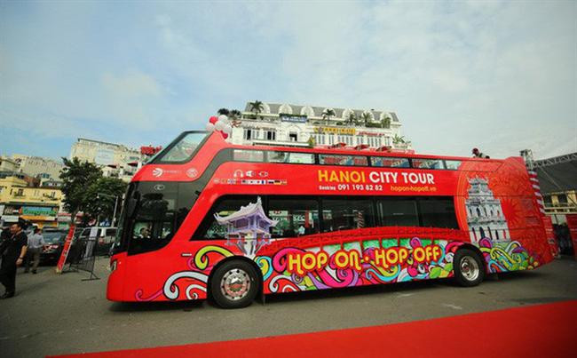 Phóng viên quốc tế được tham quan Hà Nội miễn phí bằng xe buýt hai tầng