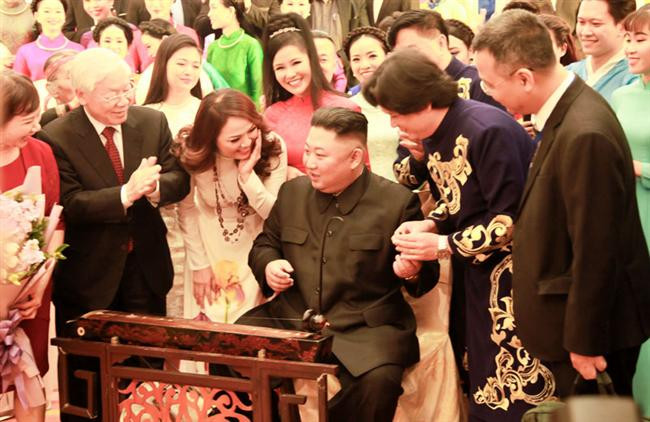 Chủ tịch Kim Jong Un gẩy đàn bầu trong chương trình nghệ thuật tại Hà Nội