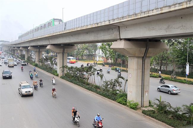 Ngăn chặn việc xả rác dưới chân đường sắt đô thị Cát Linh - Hà Đông