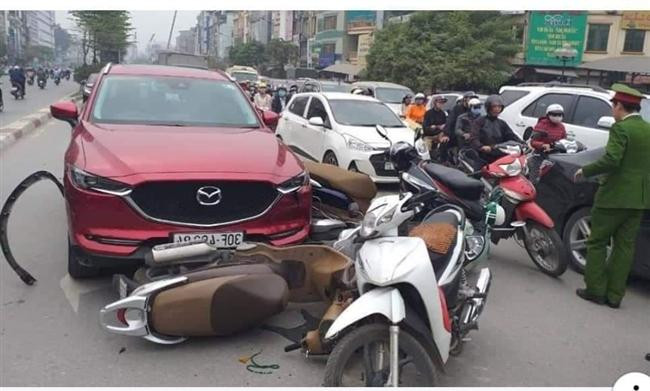 Hà Nội: Ô tô Madaz CX5 đâm hàng loạt xe máy ở Ngã Tư Sở
