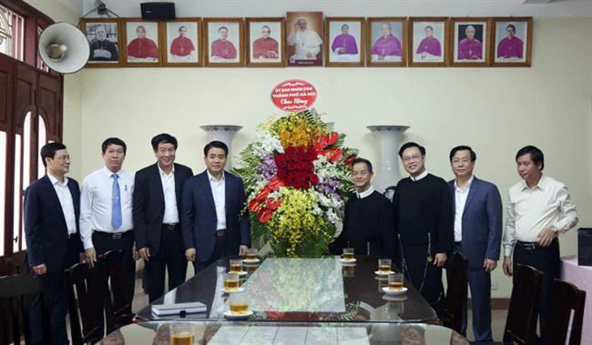 Chủ tịch UBND TP Hà Nội chúc mừng Chánh xứ Giáo xứ Thái Hà được tái bổ nhiệm