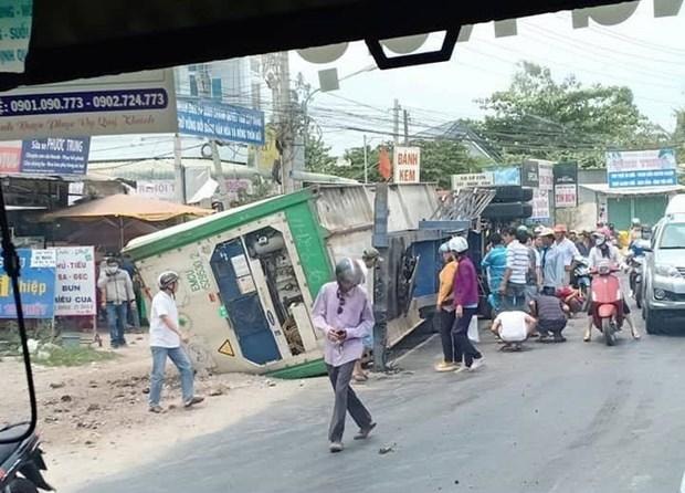 Đồng Tháp: Xe chở container bất ngờ lật ngang đè chết 3 người