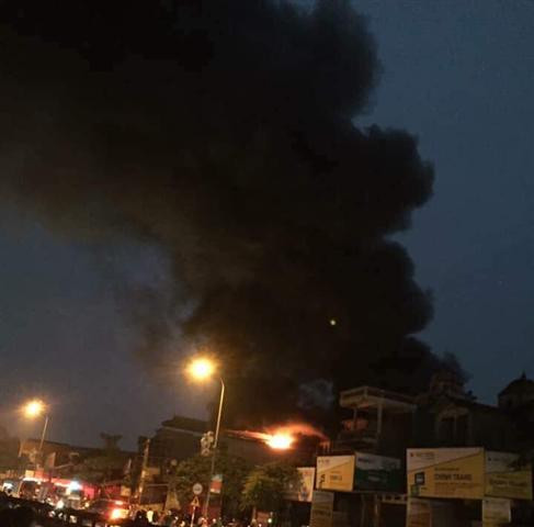 Hà Nội: Ngôi nhà 5 tầng cháy dữ dội, 1 người tử vong