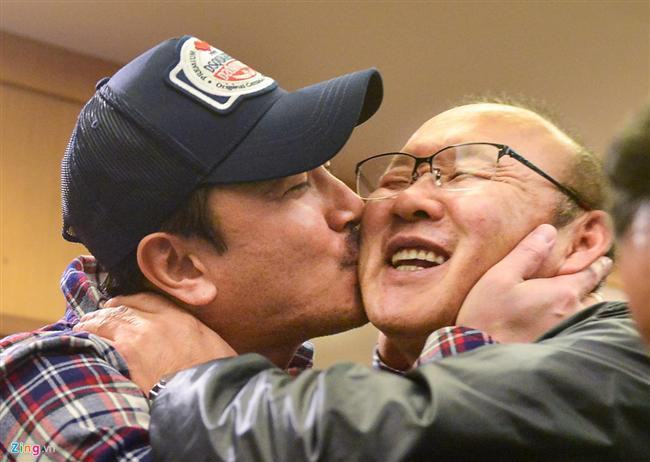 Người hùng World Cup 2002 'cưỡng hôn' HLV Park Hang-seo sau đại thắng