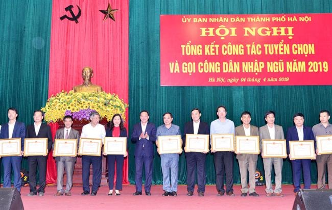 Khen thưởng 26 tập thể về công tác tuyển chọn và gọi công dân nhập ngũ