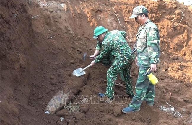 Đào móng trong trường học, phát hiện bom Mỹ nặng 240kg