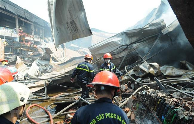Cháy lớn thiêu rụi 800m2 nhà xưởng đóng gói nông sản