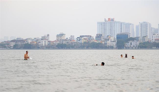 Chớm nóng, người dân Hà Nội kéo nhau ra hồ Tây tắm giải nhiệt