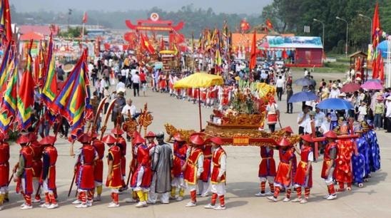 Nghiêm cấm người mặc phản cảm dâng hương tại Lễ hội đền Hùng