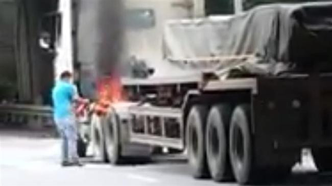 Hà Nội: Xe container bốc cháy dữ dội, cảnh sát giao thông dập tắt kịp thời