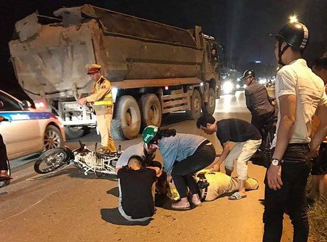 Hà Nội: Thiếu tá CSGT bị xe máy đâm khi đang xử lý xe vi phạm
