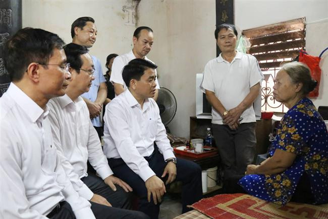 Chủ tịch UBND TP Hà Nội thăm hỏi gia đình công nhân môi trường tử vong do tai nạn