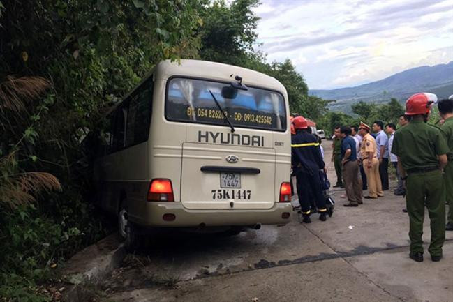 Xe khách tông vào vách núi, 14 sinh viên nước ngoài bị thương