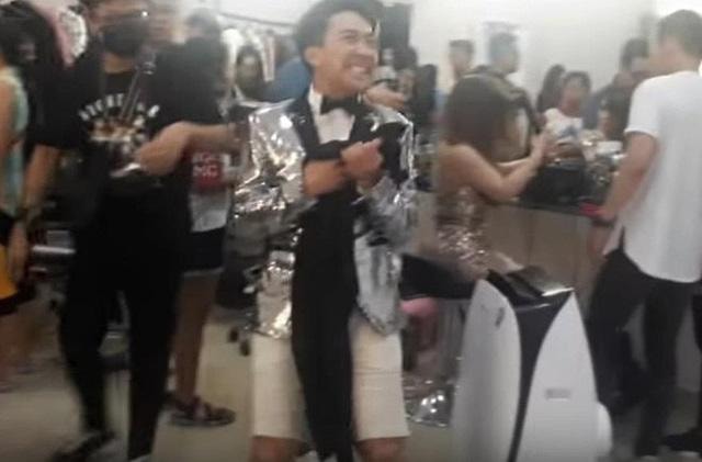 Trấn Thành xấu hổ vì gặp sự cố trang phục tế nhị khi quay gameshow