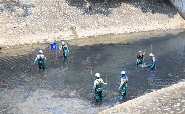 Lắp đặt thí điểm công nghệ làm sạch mới trên sông Tô Lịch, hồ Tây