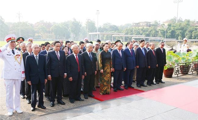 Lãnh đạo Đảng, Nhà nước và TP Hà Nội vào Lăng viếng Chủ tịch Hồ Chí Minh