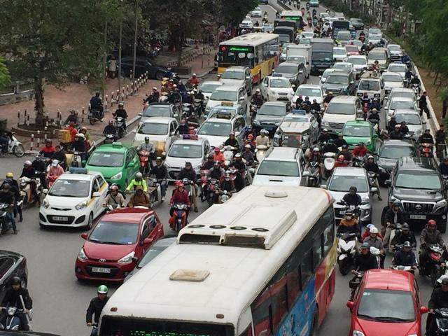 11 tuyến phố Hà Nội cấm taxi và xe tải hoạt động giờ cao điểm