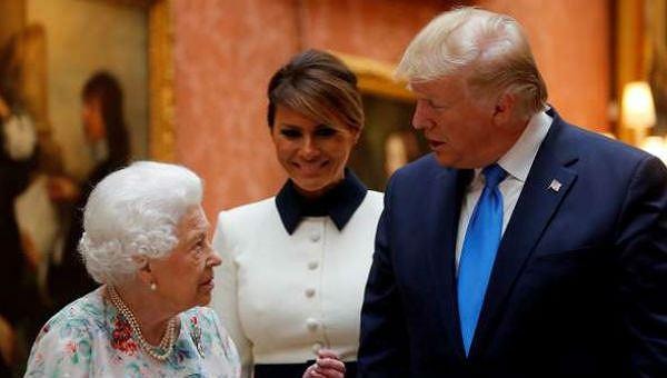 Đệ nhất phu nhân Melania Trump cứu chồng khỏi “bàn thua trông thấy”