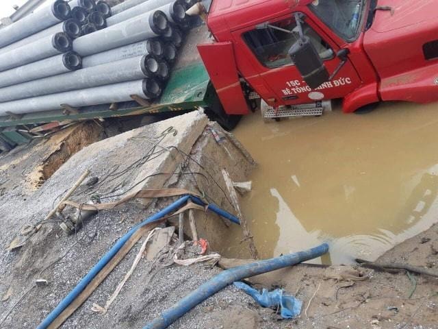 Khắc phục sự cố vỡ đường ống nước sạch cấp cho 3 quận của Hà Nội