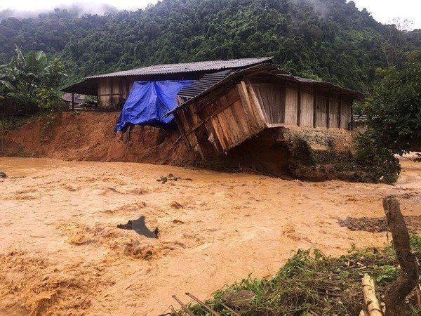 Mưa lũ cuốn trôi gia đình 3 người trong lán trại ven suối ở Điện Biên