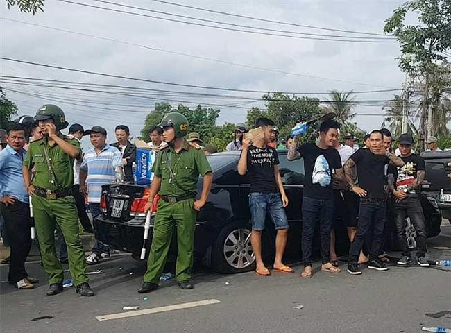 Đồng Nai: Hàng chục giang hồ vây công an trong ô tô