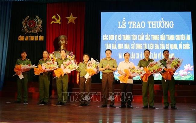 Phá thành công chuyên án làm giả con dấu, tài liệu và buôn lậu ô tô