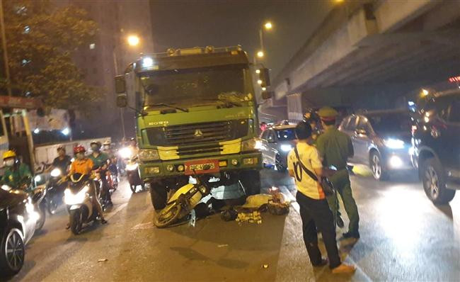 Hà Nội: Xe tải đâm xe máy dừng đèn đỏ, 1 phụ nữ tử vong