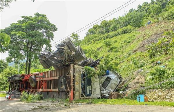 Điện Biên: Mất phanh, xe container lao xuống vực sâu hơn 60m