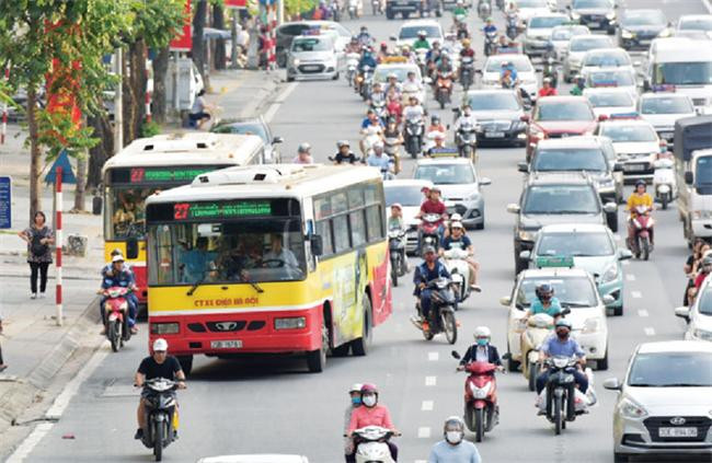 Xe buýt Hà Nội: Vật lộn với tắc đường