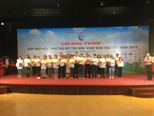 Hà Nội khen thưởng 100 trẻ em có hoàn cảnh khó khăn nhưng vươn lên học tốt
