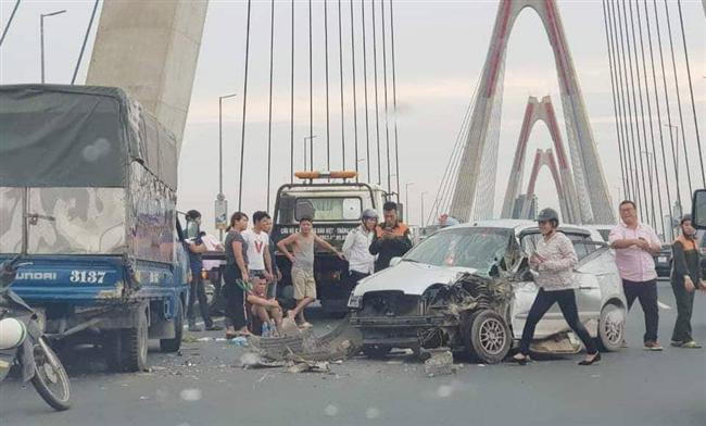 Kia Morning húc đuôi xe tải trên cầu Nhật Tân, ùn tắc nghiêm trọng