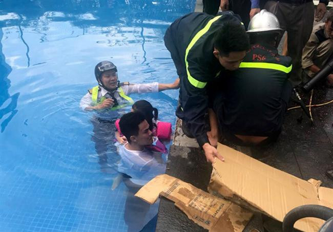 Bé gái 4 tuổi bị mắc kẹt ở bể bơi tại khu đô thị triệu đô Ciputra: Bể bơi thiếu an toàn?