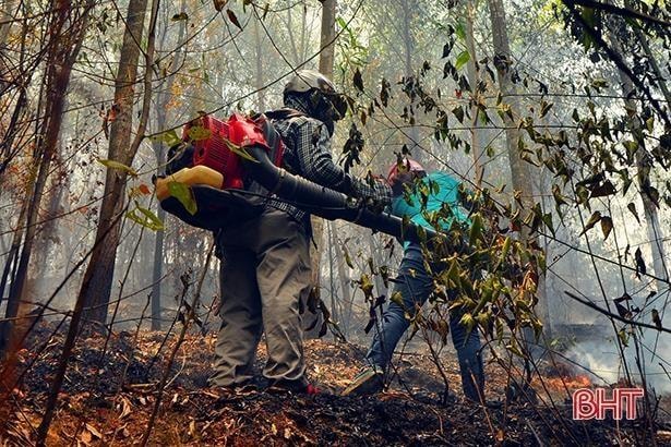 Hà Tĩnh: Đám cháy bùng phát trở lại trong đêm tại khu vực núi Nầm