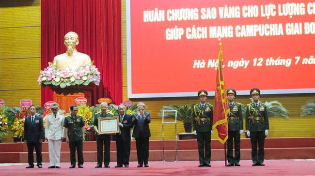 Trao Huân chương Sao vàng cho lực lượng chuyên gia Việt Nam giúp cách mạng Campuchia