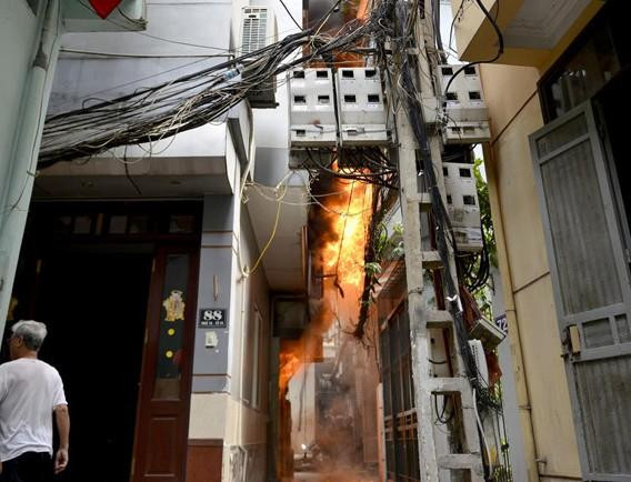 Hà Nội: Cháy dữ dội ngôi nhà cấp 4, một cháu bé được cứu thoát
